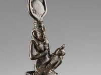 Aeg B 58  Aeg B 58, Isis lactans, Bronze, H 10,1 cm, B 2,8 cm, T 4,5 cm : Bestandskatalog Ägypten, Museumsfoto: Claus Cordes